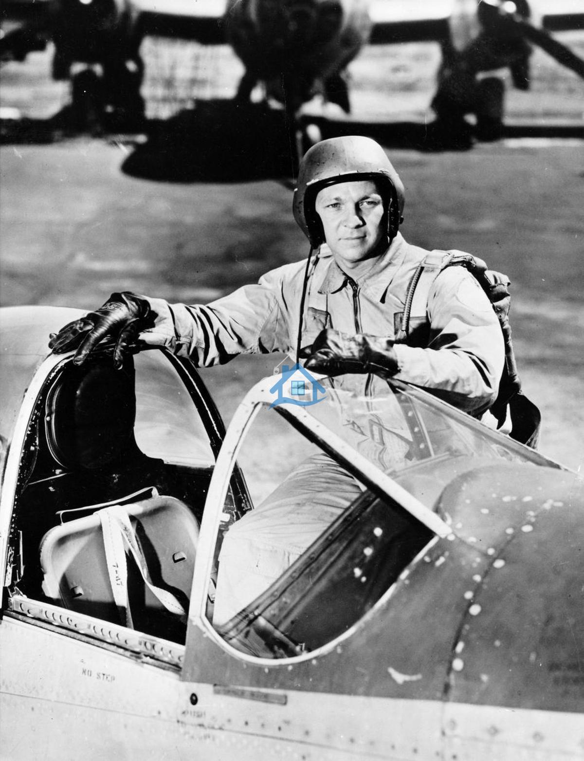 هرب هوور در لباس سرهمی خود، آماده خلبانی یک هواپیما در دسامبر 1948. 