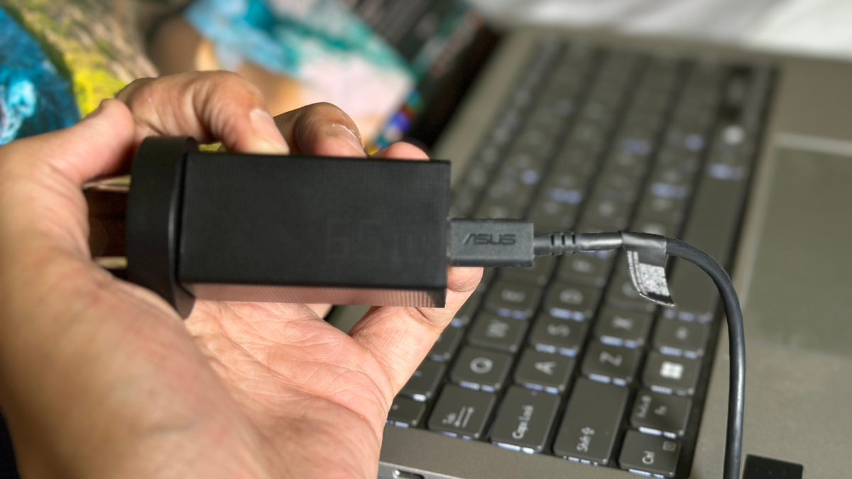 یکی از نقاط قوت اصلی Asus Zenbook S 13 OLED عمر باتری دستگاه است که یکی از طولانی‌ترین دستگاه‌های کوچک ویندوزی است که تاکنون آزمایش کرده‌ایم. 
